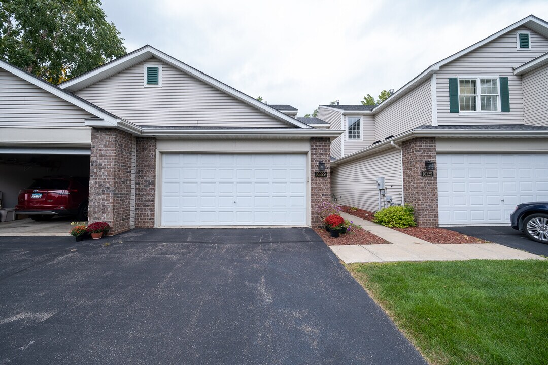 16329 Jatos Cir in Lakeville, MN - Building Photo