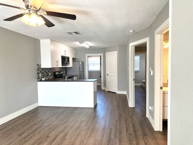 2806 Bull Run, Unit Unit C in Taylor, TX - Building Photo - Building Photo