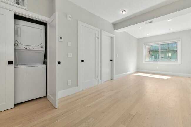 177 Chelsea St, Unit 2 in Boston, MA - Foto de edificio - Building Photo