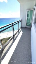 7135 Collins Ave, Unit PH-14 in Miami, FL - Foto de edificio - Building Photo