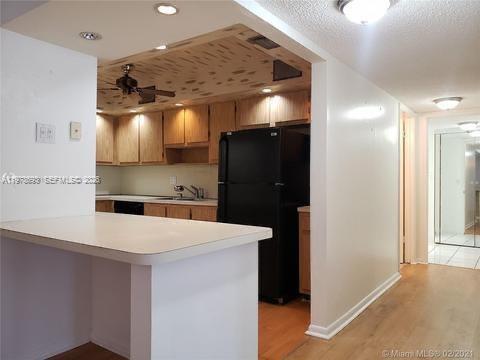 20860 San Simeon Way in Miami, FL - Building Photo - Building Photo