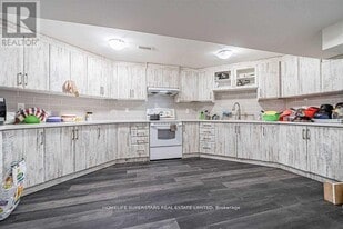 75 Parkside Dr in Brampton, ON - Building Photo