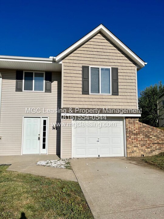 215 NW Monroe St in Lee's Summit, MO - Building Photo