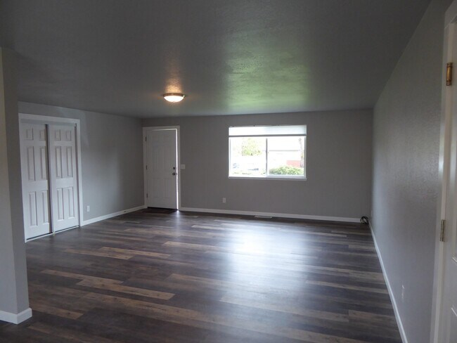 117 Kermanshah St in Roseburg, OR - Building Photo - Building Photo