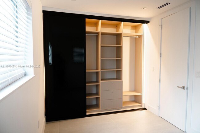 830 NE 171 St in North Miami Beach, FL - Building Photo - Building Photo