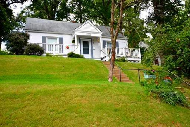 property at 10626 S Dunmoor Dr