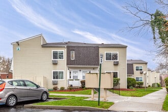 Middlewood Apartments in Nanuet, NY - Building Photo - Building Photo