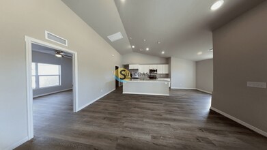 1720 NW 9th Pl in Cape Coral, FL - Foto de edificio - Building Photo