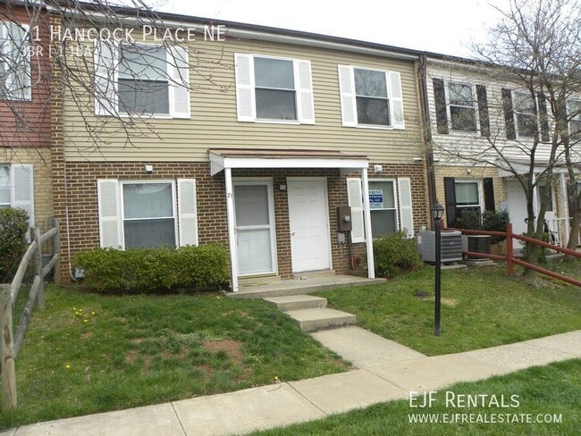 71 Hancock Pl NE