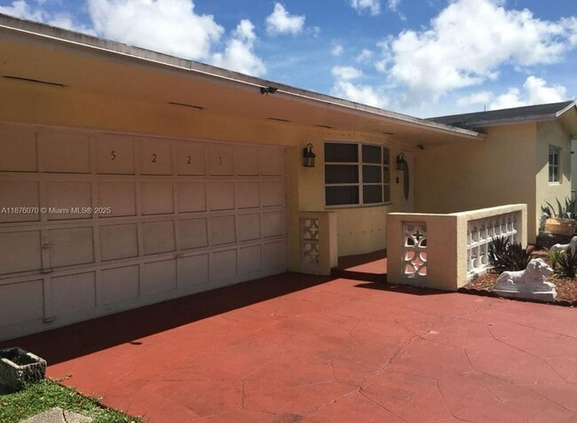 5221 Washington St in Hollywood, FL - Foto de edificio - Building Photo