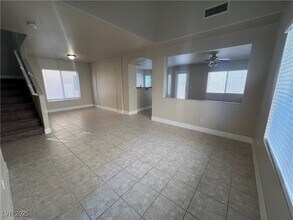 561 Poplar Leaf St in Las Vegas, NV - Foto de edificio - Building Photo