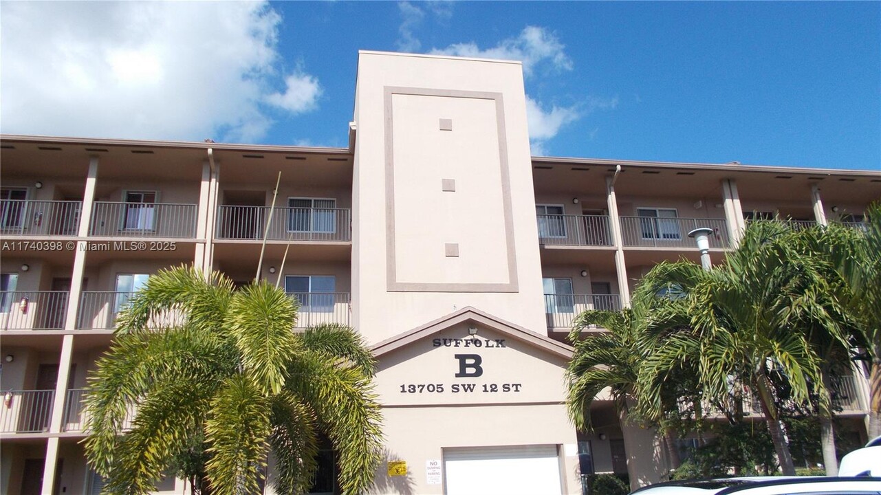 13705 SW 12th St in Pembroke Pines, FL - Foto de edificio