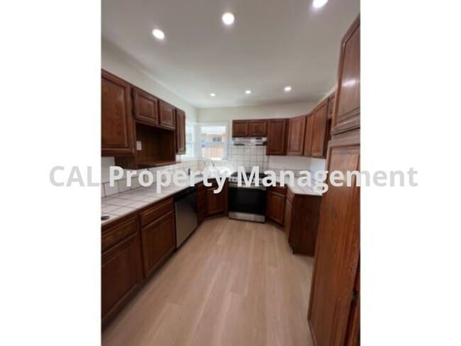 2125 N Screenland Dr in Burbank, CA - Foto de edificio - Building Photo