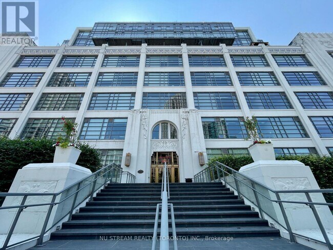 637-637 Lake Shore Blvd W in Toronto, ON - Building Photo - Building Photo
