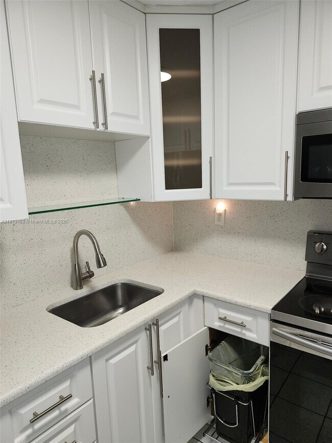 325 NW 72nd Ave in Miami, FL - Building Photo - Building Photo