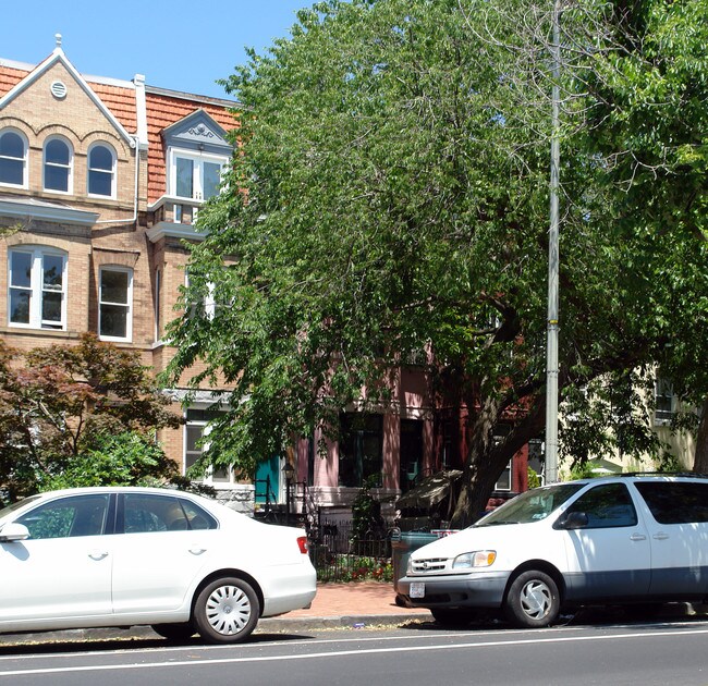 318 North Carolina Ave SE in Washington, DC - Building Photo - Building Photo