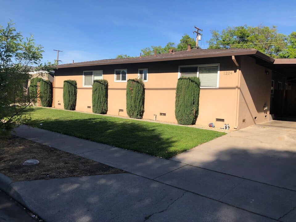 1222-1224 Carver Rd in Modesto, CA - Foto de edificio