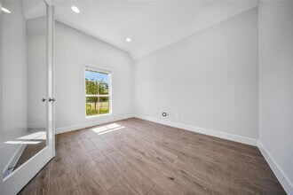 615 Sand Branch Dr in Conroe, TX - Foto de edificio - Building Photo