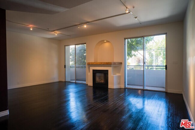 1351 N Curson Ave-Unit -201 in Los Angeles, CA - Building Photo - Building Photo