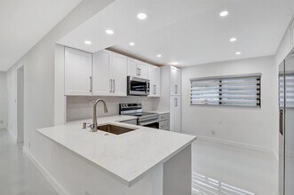 15378 Lakes of Delray Blvd, Unit TROWBRIDGE A COND in Delray Beach, FL - Building Photo - Building Photo