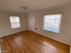 4570 Winona Ave in San Diego, CA - Foto de edificio - Building Photo
