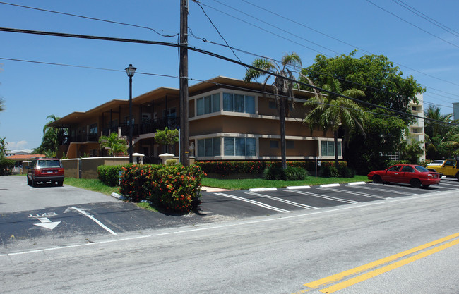 9880 W Bay Harbor Dr in Bay Harbor Islands, FL - Foto de edificio - Building Photo