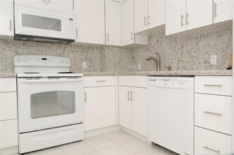 100 Bayview Dr, Unit 1028 in Sunny Isles Beach, FL - Building Photo - Building Photo