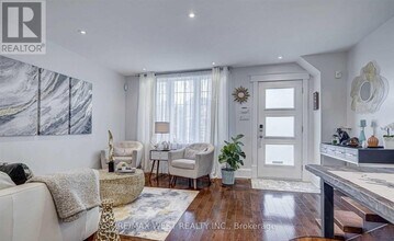 92 Lake Crescent in Toronto, ON - Building Photo - Building Photo