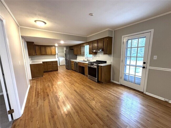 558 Dorsey Cir SW in Lilburn, GA - Building Photo - Building Photo