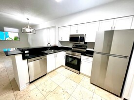 5091 NW 7th St in Miami, FL - Building Photo