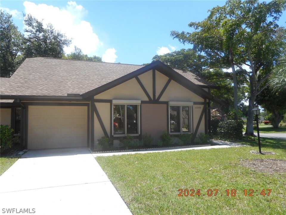 13149 Hampshire Ct in Ft. Myers, FL - Building Photo