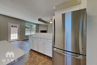 2213 Creek Side Dr in Weatherford, TX - Foto de edificio - Building Photo