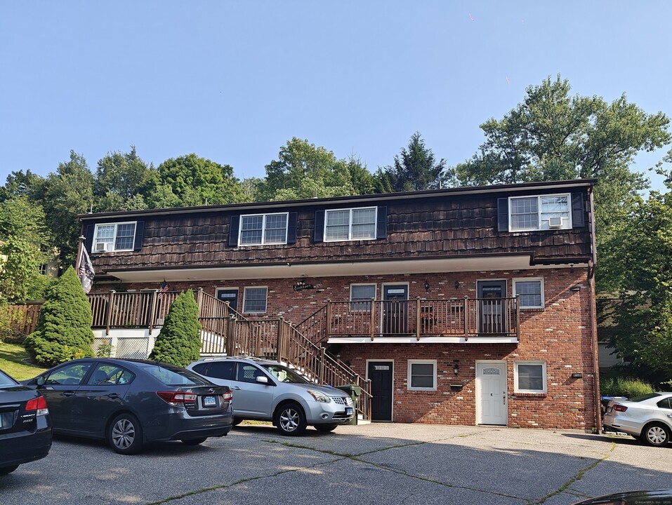 18 Broadview Hts in Thomaston, CT - Building Photo