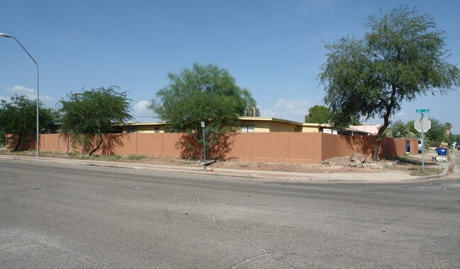 211 E Lee St in Tucson, AZ - Foto de edificio - Building Photo