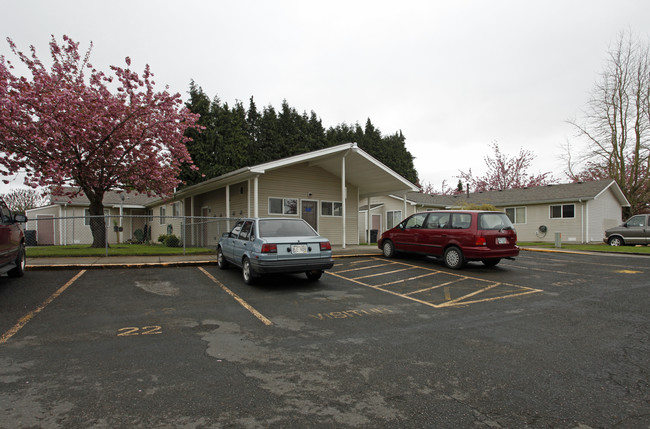 Farmdale Apartments in Woodburn, OR - Building Photo - Building Photo