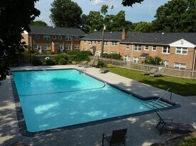 80 Heritage Hill Rd in New Canaan, CT - Building Photo