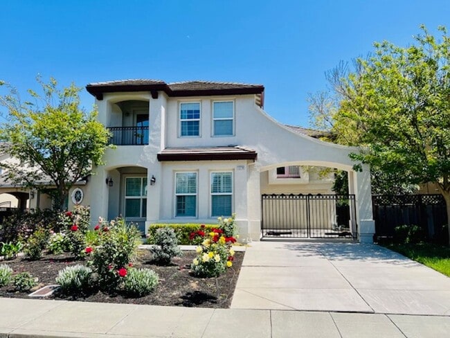 1279 Hyacinth Ct