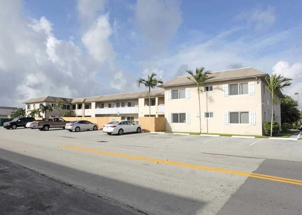 Oakwood Apartments in Fort Lauderdale, FL - Foto de edificio