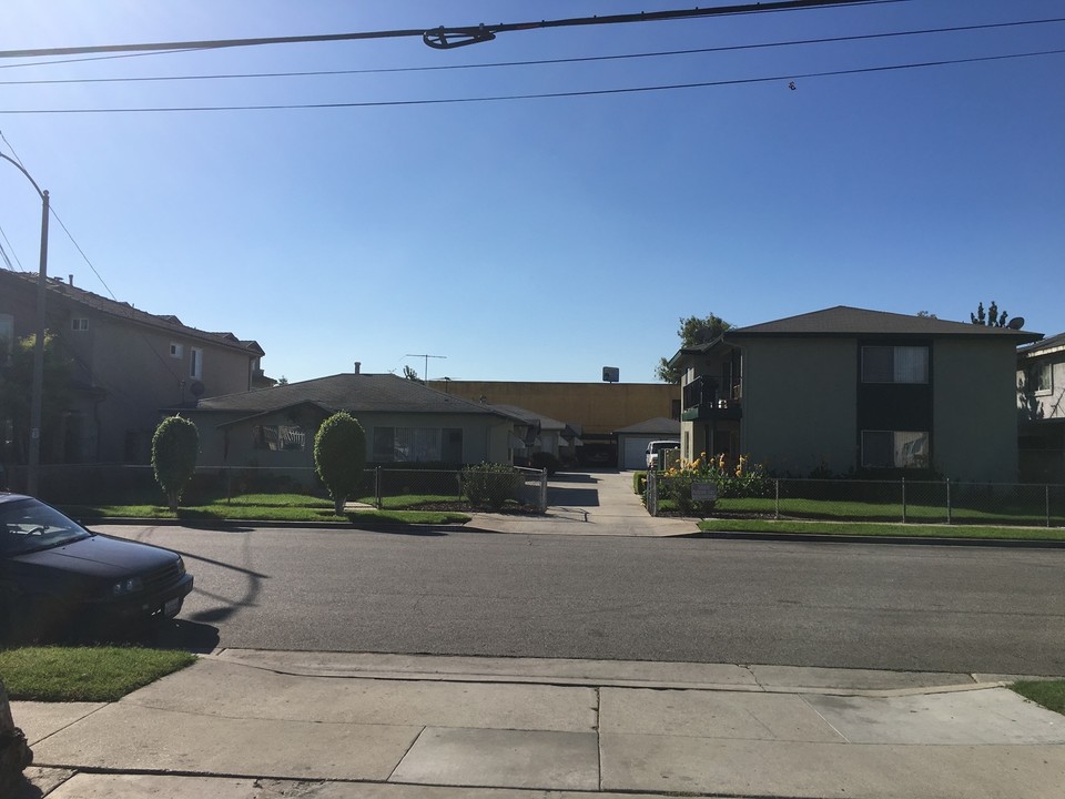 11722 216th St in Lakewood, CA - Building Photo