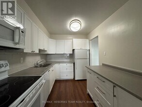 5611 Valley Wy in Niagara Falls, ON - Building Photo - Building Photo