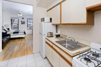 325 E 80th St in New York, NY - Building Photo - Building Photo