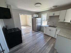 27 Esmond St in Smithfield, RI - Building Photo - Building Photo