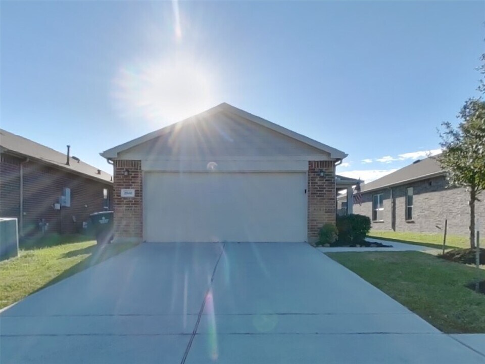 20660 Dunrobin Dr in Porter, TX - Building Photo