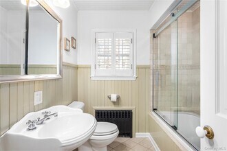 56 Seaman Rd in Jamesport, NY - Building Photo - Building Photo