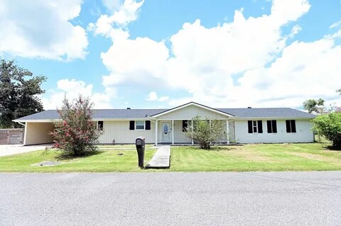 152 Bayou Vista Dr in Thibodaux, LA - Foto de edificio