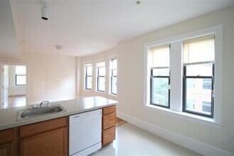 881 Massachusetts Ave in Cambridge, MA - Foto de edificio - Building Photo