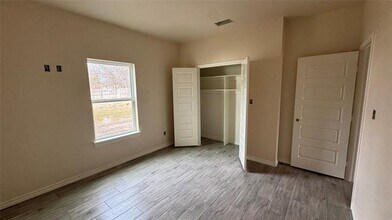 502 W Sanger St in Celeste, TX - Building Photo - Building Photo