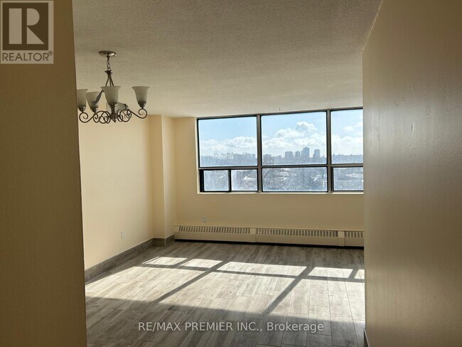 45 Sunrise Ave in Toronto, ON - Building Photo - Building Photo