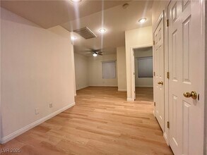 10524 Isola Bella St in Las Vegas, NV - Building Photo - Building Photo