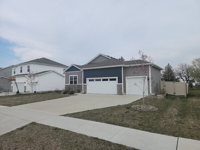 2521 NW Woodbury Dr in Ankeny, IA - Building Photo - Building Photo